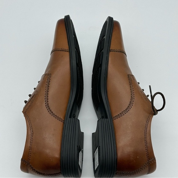Clarks Tan Leather Cap Toe Oxfords